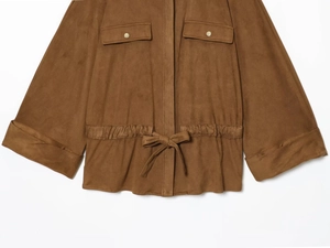Détails de veste en daim marron avec cordon de serrage, boutons pression et grandes poches