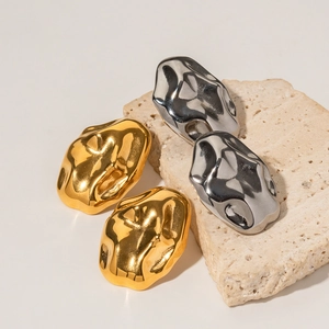 Boucles d'oreilles irrégulières martelées en acier inoxydable plaqué or 18 carats