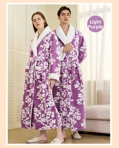 Dicker lila Jacquard-Bademantel mit weißem Plüschbesatz und warmem Fleecefutter