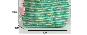 Detailed size guide of the green striped knit pouch with 15x10x2cm dimensions
