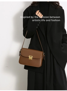 Vue détaillée d'un sac à bandoulière marron rétro pour femme avec serrure métallique.