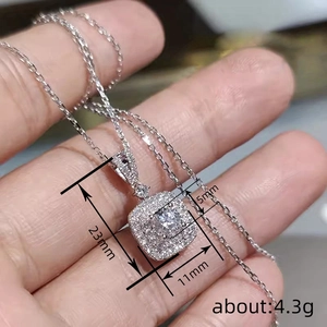 Glitzernde Silberkette mit quadratischem Anhänger, 23 mm Höhe und 11 mm Breite gezeigt