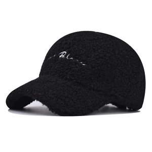 Winterliche Baseballkappe aus schwarzem Teddy-Fleece mit weißer Buchstabenbestickung