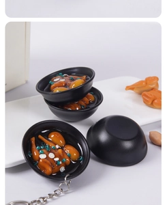 Detailansicht eines realistischen Hühnersuppe-Essensmodell-Schlüsselanhängers mit Schüssel