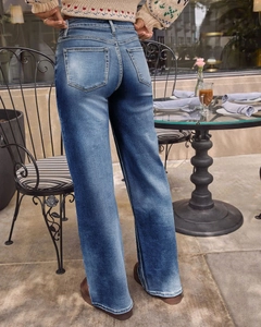 Achteraanzicht van hoge taille jeans met wijde pijpen, vintage wassing en details