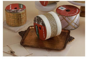 Détail de rubans de Noël avec paillettes et textures à carreaux pour emballage cadeau