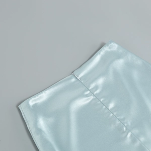 Détail de la fermeture éclair invisible et du satin brillant sur cet ensemble bleu clair
