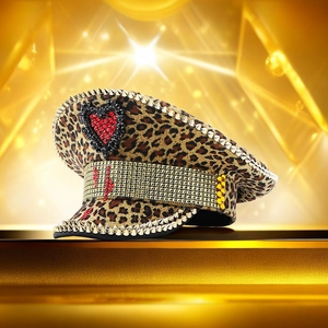 Dettagli del cappello militare leopardato con borchie dorate e cuore di strass rossi
