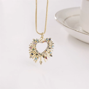 Collier cœur doré avec zircons colorés et motif rayon de soleil étincelant