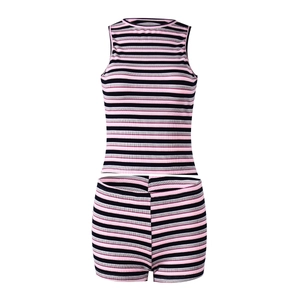 Détail d'un ensemble deux pièces en tricot rayé rose et gris avec débardeur et short