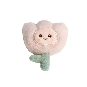 Broche tulipe rose en peluche avec un visage souriant et des feuilles vertes sur fond blanc