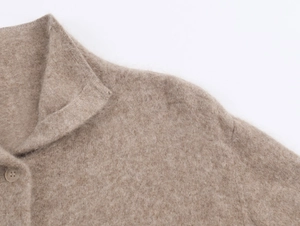 Dettaglio del cardigan in maglia avena con texture in mohair e bottoni coordinati