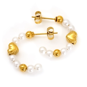 Elegant C-shaped gold hoop earrings featuring alternating pearls and a heart charm
