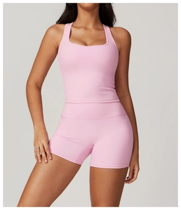 Completo yoga rosa con pantaloncini a vita alta e canotta sportiva con scollo quadrato