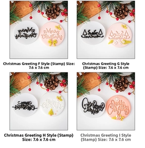 Makro-Detail von vier Merry Christmas Keksstempeln und Fondantformen mit Maßen von 7,6 cm