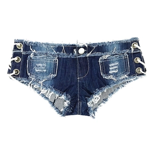 Dettagli di pantaloncini in denim blu scuro con lacci laterali e orli con frange sfilacciate