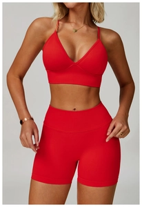 Détail de l'ensemble de yoga rouge sans couture avec brassière en V et short taille haute