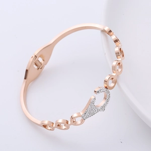 Bracciale in metallo oro rosa con maglie cave e diamanti incastonati in vista principale