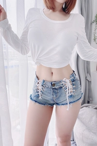 Dettaglio degli shorts in denim azzurro con lacci laterali e vestibilità elasticizzata alta