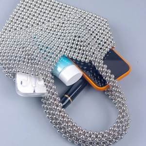 Borsa a mano in perline argento a forma di cuore con spazio per cellulare e cosmetici