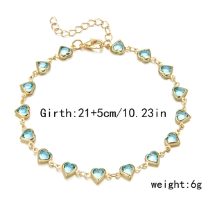Detail view of gold heart chain with dimensions 21+5cm and weight specifications
