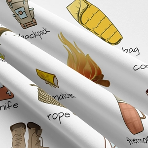 Gros plan détaillé d'un tissu décoratif de camping blanc avec motifs d'équipement de plein air