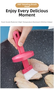 Pinceau de cuisine en silicone rose appliquant de l'huile sur des ailes de poulet poêlées