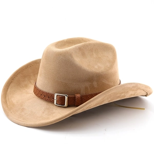 Détail du chapeau en daim kaki avec bande tressée en cuir brun et boucle argentée