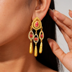 Boucles d'oreilles vintage style palais avec gemmes rouges et longs glands de luxe