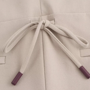 Abito allacciato al collo stile college beige con dettaglio lacci e punte viola