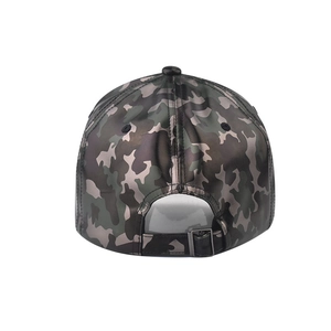 Vue arrière de la casquette de baseball en PU camouflage avec boucle réglable en métal