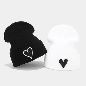 Ensemble de bonnets en maille minimalistes avec broderie cœur en noir et blanc
