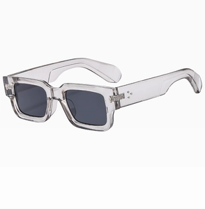 Vue macro de lunettes de soleil carrées gris transparent avec rivets métalliques