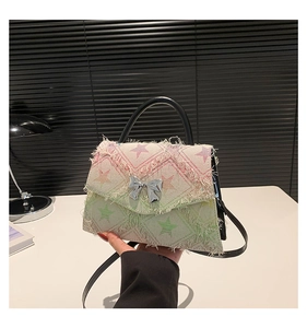 Détail du sac carré dégradé rose et vert avec motifs étoiles et boucle nœud papillon