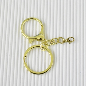 Detailansicht eines goldfarbenen Karabinerverschlusses mit Schlüsselring für DIY-Bastelarbeiten