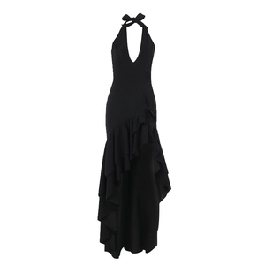 Robe licou noire élégante avec décolleté en V profond et ourlet à volants