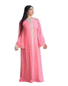 Robe longue kaftan rose ethnique à col en V avec pois dorés et détails brodés exquis