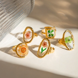 Five-piece set of gold stainless steel rings with colorful dried sunflower resin inserts