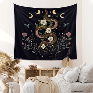 Böhmischer Wandteppich in Schwarz mit Mondphase und Blumenmuster im Schlafzimmer