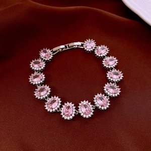 Gros plan détaillé du bracelet en zircon rose ovale avec placage argenté sur tissu texturé
