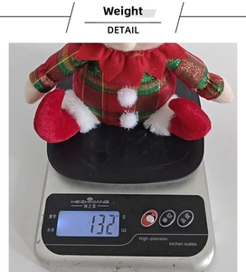 Detailed weight measurement showing 132g for a sitting Christmas elf doll ornament