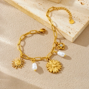 Bracelet à chaîne dorée avec pendentifs soleil, tournesol et perles blanches