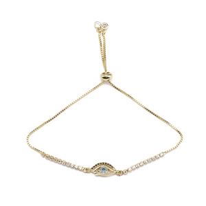 Détail du bracelet œil protecteur doré avec zircons bleus et fermoir coulissant réglable