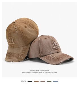 Dettaglio cappello vintage con ricamo gotico e trama con strappi effetto usurato