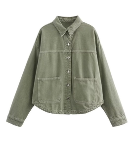 Dettaglio della giacca in twill di cotone verde militare con tasche a patta e bottoni