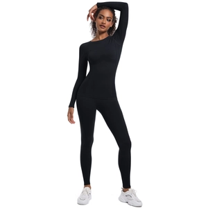 Dettaglio del set da yoga nero senza cuciture con mesh traspirante e tessuto elastico