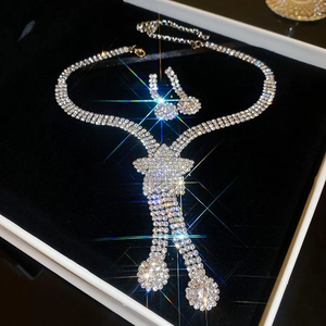 Ensemble collier avec pendentif étoile et boucles d'oreilles strass dans un coffret