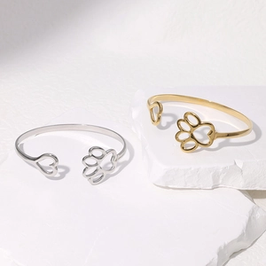 Bracciale rigido in acciaio inox con zampa di gatto e cuore in oro e argento