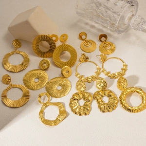 Collection de boucles d'oreilles géométriques en acier titane plaqué or 18K avec motifs circulaires