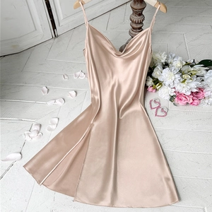 Robe nuisette élégante en satin champagne avec col bénitier et fente latérale